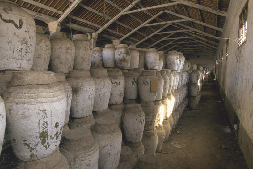 无人,横图,室内,特写,白天,正面,静物,一堆,一排,许多,阴影,堆叠,堆积,整齐,光线,酒坛,瓦片,影子,墙,屋檐,地面,仓库,酒窖,檐,墙壁,墙面,排列,灰色,阳光,堆,队列,彩图