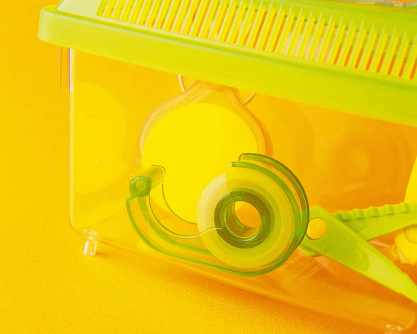 无人,横图,室内,特写,白天,正面,桌子,静物,修剪,阴影,光线,工具,剪刀,篮子,影子,办公桌,办公用品,地面,三个,阳光,摄影,影棚,裁剪,文具用品,剪子,剪裁,切割,胶带座,彩图,影棚拍摄,拍摄