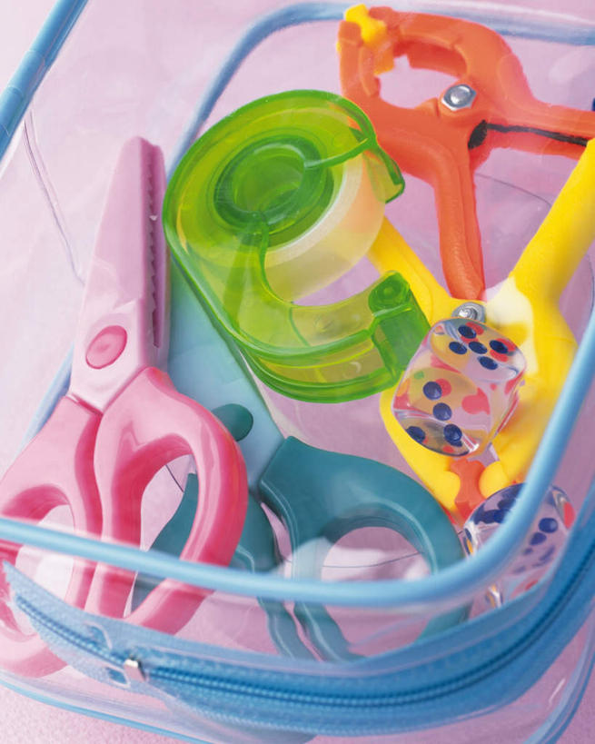 无人,竖图,俯视,室内,特写,白天,桌面,静物,修剪,工具,剪刀,篮子,粉色,蓝色,摄影,影棚,裁剪,剪子,剪裁,切割,胶带座,彩图,高角度拍摄,影棚拍摄,拍摄