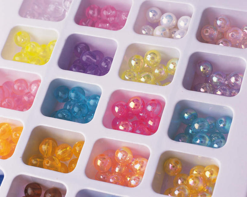 无人,横图,俯视,室内,特写,白天,游戏,桌面,静物,玩具,一堆,一排,堆叠,堆积,整齐,格子,玩,娱乐,弹珠,排列,黄色,蓝色,紫色,白色,休闲,益智,活动,堆,队列,发泄,消遣,欣赏,智力,弹球,宣泄,美观,玩耍,嬉戏,彩图,高角度拍摄