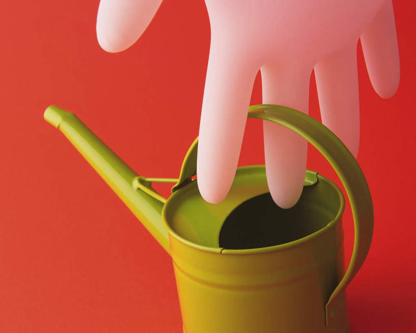 无人,横图,俯视,室内,特写,白天,静物,红色背景,壶,塑胶,洒水壶,两个,手套,摄影,影棚,橡胶手套,彩图,高角度拍摄,影棚拍摄,拍摄