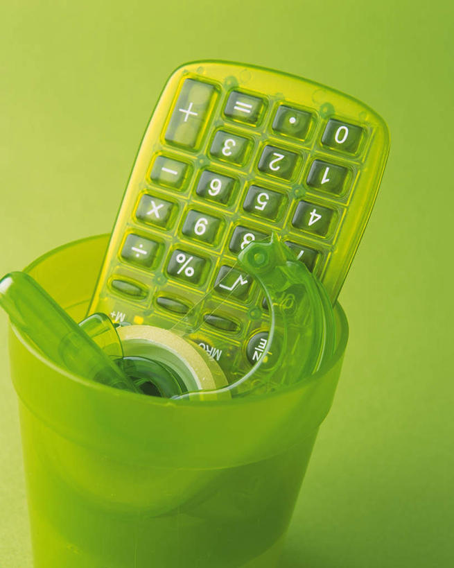 无人,竖图,俯视,室内,特写,白天,计算器,静物,绿色背景,计算,科学,标志,数字,桶,文字,字符,办公用品,标识,容器,理财,财务,摄影,阿拉伯数字,影棚,储藏,储存,数学,胶带座,彩图,高角度拍摄,影棚拍摄,拍摄,贮存