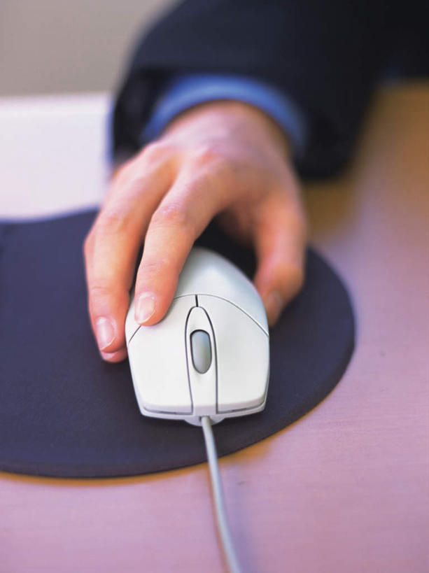 东方人,手,一个人,商务人士,商务男性,坐,竖图,俯视,室内,特写,白天,白色背景,衬衫,鼠标,桌子,亚洲,仅一个男性,仅一个人,握,套装,办公桌,领带,鼠标垫,注视,黄种人,输入设备,仅一个年轻男性,观察,看,手部,握着,摄影,影棚,观看,单手,察看,关注,商务装,工薪阶层,年轻男性,亚洲人,年轻人,白领,上班族,坐着,半身,彩图,高角度拍摄,影棚拍摄,衬衣,拍摄