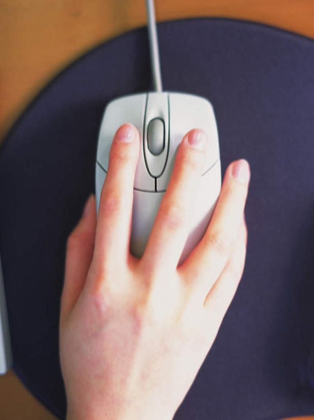 东方人,手,一个人,商务人士,商务男性,坐,竖图,俯视,室内,特写,白天,白色背景,衬衫,鼠标,桌子,亚洲,仅一个男性,仅一个人,握,套装,办公桌,领带,鼠标垫,注视,黄种人,输入设备,仅一个年轻男性,观察,看,手部,握着,摄影,影棚,观看,单手,察看,关注,商务装,工薪阶层,年轻男性,亚洲人,年轻人,白领,上班族,坐着,半身,彩图,高角度拍摄,影棚拍摄,衬衣,拍摄