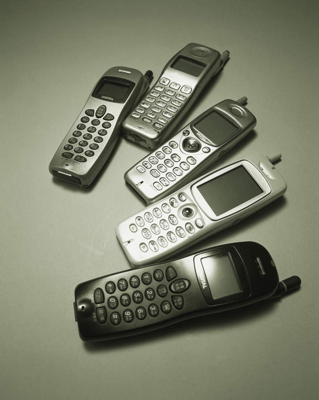 无人,打电话,竖图,俯视,室内,特写,白天,白色背景,静物,电话,手机,五个,一排,许多,整齐,通讯设备,排列,摄影,影棚,队列,交流,沟通,通话,彩图,高角度拍摄,影棚拍摄,拍摄