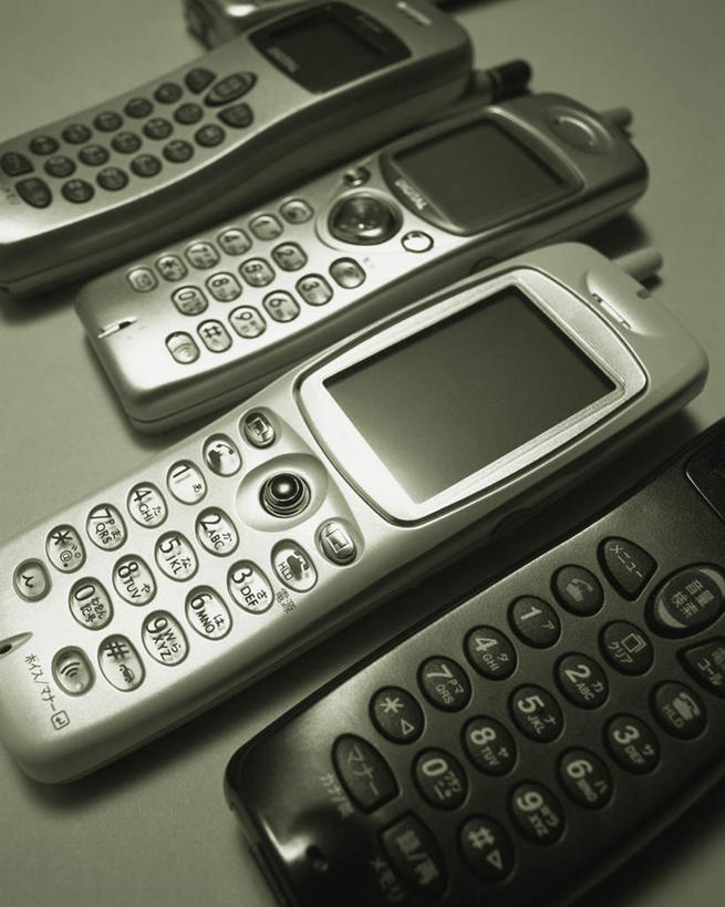 无人,打电话,竖图,俯视,室内,特写,白天,白色背景,静物,电话,手机,五个,一排,许多,整齐,通讯设备,排列,摄影,影棚,队列,交流,沟通,通话,彩图,高角度拍摄,影棚拍摄,拍摄