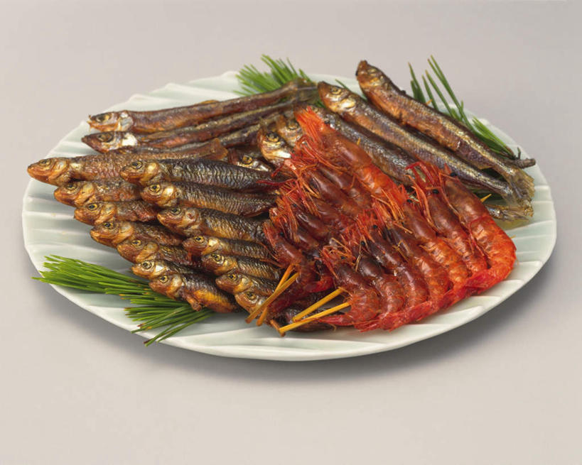 海鲜,无人,餐厅,横图,俯视,室内,特写,白天,白色背景,烹饪,餐桌,桌子,蔬菜,餐具,一排,许多,新鲜,整齐,鱼,碟子,盘,葱,青葱,烤鱼,虾,日本料理,料理,食品,水产,菜肴,美食,竹签,食物,排列,盘子,碟,日式料理,四个,日式,摄影,佳肴,有机食品,绿色食品,影棚,餐台,队列,海产品,彩图,高角度拍摄,影棚拍摄,拍摄,餐馆,饭店,饭馆