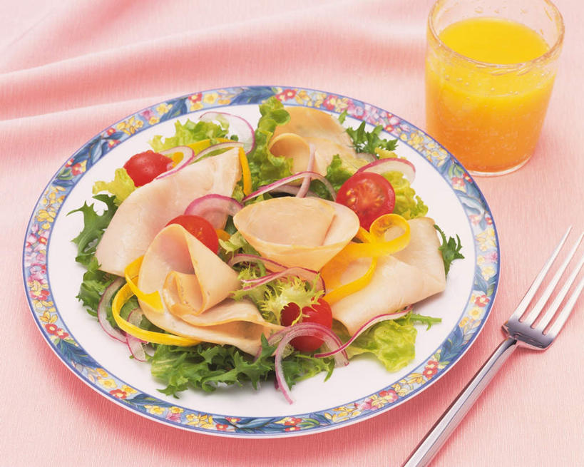 无人,餐厅,横图,俯视,室内,特写,白天,餐桌,桌子,蔬菜,西红柿,静物,杯子,餐具,水果,布料,叉子,刀叉,刀子,生菜,肉,蔬菜沙拉,沙拉,橙汁,布纹,色拉,猪肉,沙律,肉类,玻璃制品,桌布,饮料,一个,餐巾,水杯,台布,摄影,有机食品,绿色食品,影棚,单个,餐台,色拉酱,熏肉,千岛酱,肉食,豚肉,玻璃杯,进餐用具,烹调用具,番茄,彩图,高角度拍摄,影棚拍摄,拍摄,餐馆,饭店,饭馆