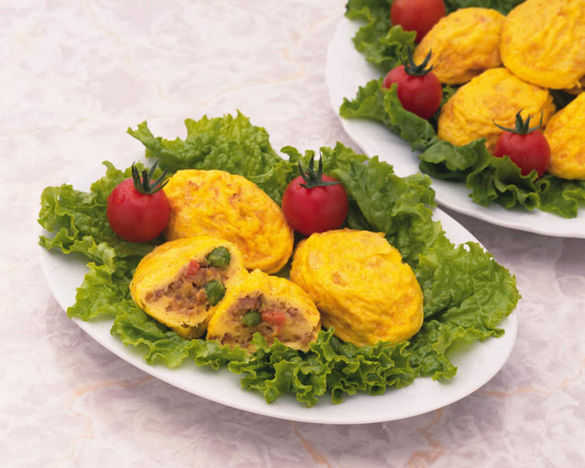 无人,餐厅,横图,俯视,室内,特写,白天,白色背景,烹饪,西餐,餐桌,桌子,蔬菜,西红柿,餐具,叶子,许多,新鲜,装饰,碟子,盘,生菜,肉,料理,食品,蛋卷,绿叶,两份,菜肴,美食,肉类,食物,盘子,碟,嫩叶,西式,摄影,佳肴,有机食品,绿色食品,影棚,餐台,华丽,修饰,点缀,肉食,衬托,美观,雅致,雅观,叶,叶片,番茄,彩图,高角度拍摄,影棚拍摄,拍摄,餐馆,饭店,饭馆