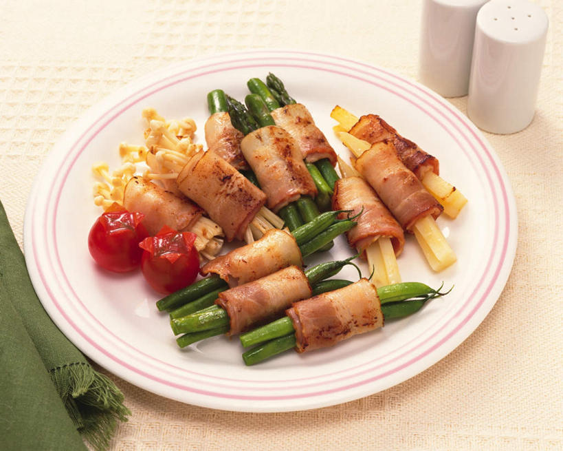 无人,餐厅,横图,俯视,室内,特写,白天,白色背景,烹饪,植物,餐桌,桌子,豆,西红柿,许多,豆类,豆子,金针菇,菌菇,肉,日本料理,料理,食品,菌类,培根,豆角,豇豆,菜肴,美食,肉类,食物,日式料理,日式,食用菌,摄影,佳肴,影棚,餐台,熏肉,羊角,肉食,豆科,饭豆,线豆,角豆,腰豆,长豆,带豆,江豆,樱桃番茄,圣女果,番茄,彩图,高角度拍摄,影棚拍摄,拍摄,餐馆,饭店,饭馆