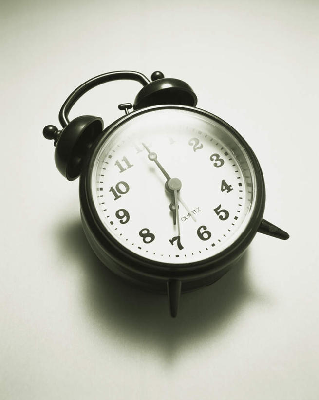 无人,竖图,俯视,室内,特写,白天,静物,闹钟,灰色背景,围绕,时间,标志,时钟,数字,文字,字符,刻度,指针,计时,标识,一个,钟表,表,转动,摄影,阿拉伯数字,影棚,单个,钟,彩图,高角度拍摄,影棚拍摄,拍摄