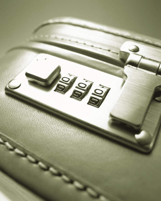 无人,竖图,俯视,室内,特写,白天,安全,桌子,静物,手提箱,灰色背景,一个,箱子,摄影,影棚,单个,保护,保险,私密,密码箱,彩图,高角度拍摄,影棚拍摄,拍摄