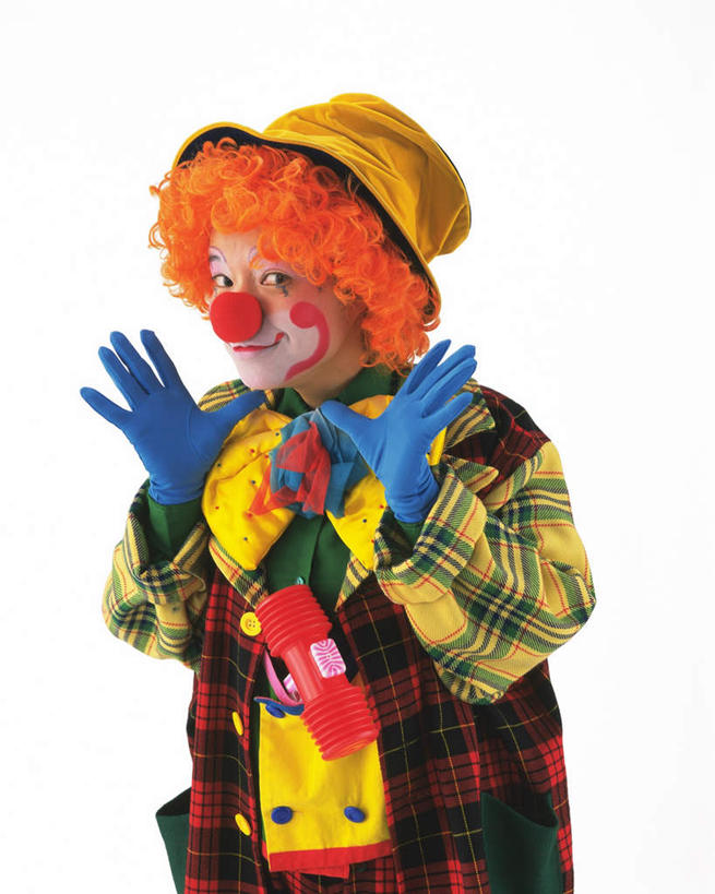 东方人,一个人,小丑,站,举,笑,微笑,露齿笑,竖图,室内,白天,白色背景,正面,化妆,帽子,亚洲,仅一个男性,仅一个人,纸质,假发,注视,黄种人,仅一个年轻男性,彩妆,观察,看,托,站着,橙色,摄影,影棚,观看,搞笑,察看,小丑帽,关注,狂欢帽,派对帽,聚会帽,纸帽,小丑妆,男人,男性,年轻男性,亚洲人,丑角,举起,举手,举着,向上举,向上伸,向上托,站立,半身,彩图,影棚拍摄,欢乐,开心,拍摄