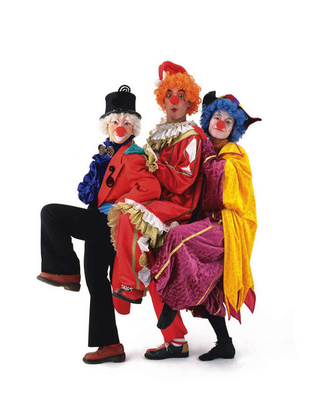 东方人,三个人,伙伴,朋友,小丑,站,走,笑,微笑,竖图,室内,白天,白色背景,侧面,化妆,友谊,成功,合作,团队,集体,信心,帽子,亚洲,纸质,假发,黄种人,队伍,红色,蓝色,白色,彩妆,站着,搭,摄影,影棚,搞笑,小丑帽,成就,搭着,合伙,狂欢帽,派对帽,聚会帽,纸帽,小丑妆,友情,男人,男性,年轻男性,年轻女性,女人,女性,亚洲人,丑角,步行,散步,站立,走路,彩图,全身,影棚拍摄,欢乐,开心,拍摄