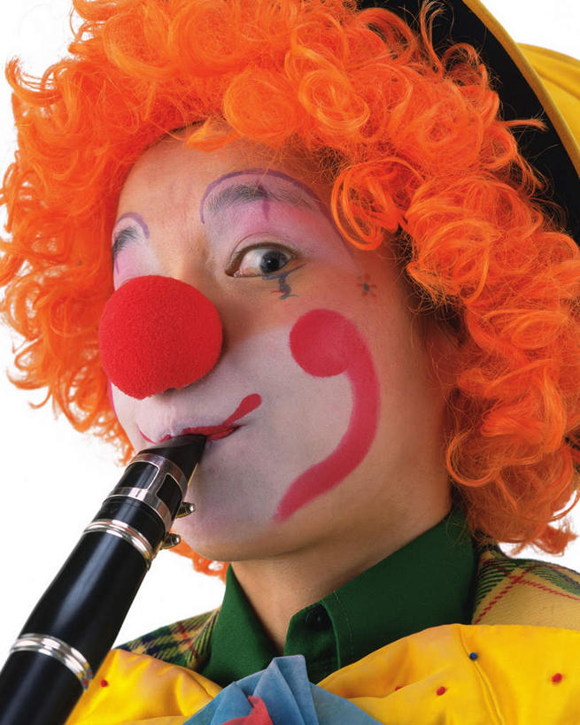 东方人,脸,头,脸颊,一个人,小丑,站,笑,微笑,竖图,室内,特写,白天,白色背景,正面,化妆,帽子,亚洲,仅一个男性,仅一个人,握,纸质,假发,单簧管,管乐器,吹奏,拿,拿着,黄种人,仅一个年轻男性,彩妆,站着,橙色,握着,摄影,影棚,搞笑,小丑帽,小丑鼻,狂欢帽,派对帽,聚会帽,纸帽,小丑妆,男人,男性,年轻男性,亚洲人,头部,脸部,脸蛋,面部,丑角,站立,半身,彩图,影棚拍摄,欢乐,开心,拍摄