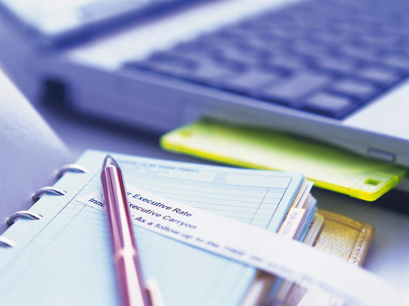 无人,办公室,横图,俯视,室内,特写,白天,办公楼,电脑,笔记本电脑,数据,家具,桌子,写字楼,静物,朦胧,模糊,网络,信息,笔,标志,文字,字符,字母,办公桌,办公用品,记事本,圆珠笔,存储介质,通讯设备,标识,字条,文具,一个,一只,本子,笔记本,学习用品,商务楼,单个,软盘,文具用品,存储,无线,通信设备,无线网络,无线上网,便携式电脑,办公家具,手提电脑,彩图,高角度拍摄,大楼