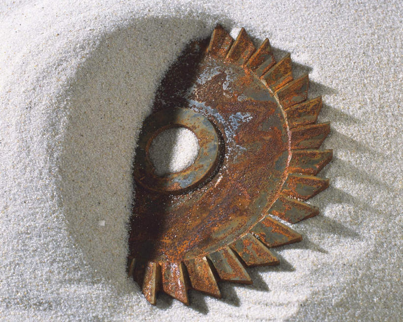 无人,横图,俯视,室内,白天,零件,齿轮,连接,组合,生锈,工具,沙子,一个,机械,铁锈,单个,链接,锈迹,五金,沙堆,紧固,拼接,拼凑,拼合,凑集,聚合,撮合,链结,牢固,彩图,高角度拍摄