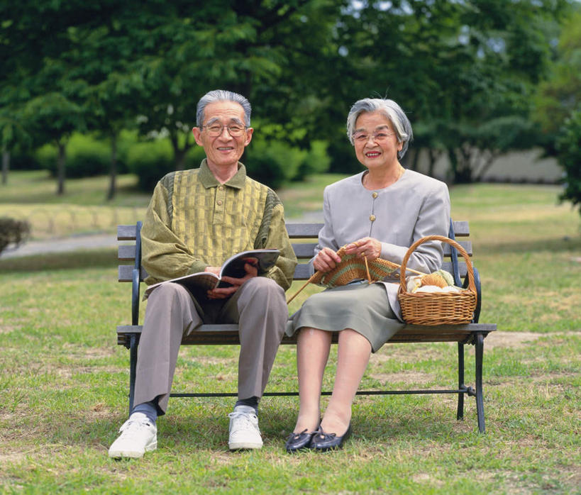 东方人,两个人,夫妻,坐,笑,微笑,横图,室外,白天,正面,爱情,阅读,草地,草坪,植物,杂志,椅子,亚洲,学习,篮子,木椅,浪漫,注视,黄种人,草,树,树木,绿色,自然,观察,看,恩爱,读书,浏览,恋人,藤编,生长,成长,观看,察看,关注,老年男性,老年女性,男人,男性,女人,女性,亚洲人,情侣,坐着,彩图,全身,伴侣