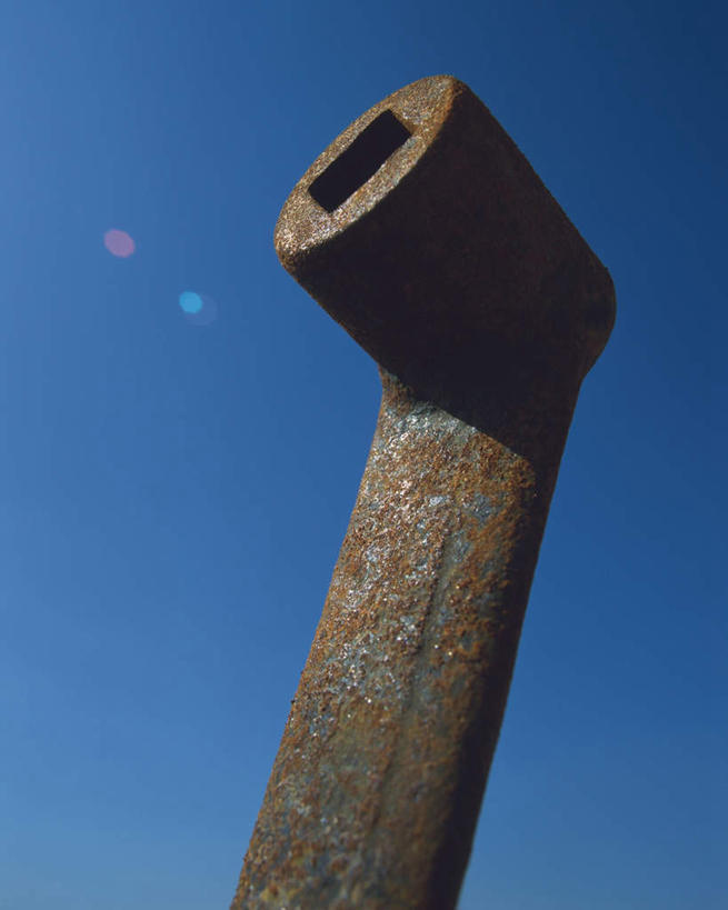 无人,竖图,室外,特写,白天,仰视,静物,连接,阴影,组合,生锈,光线,工具,影子,蓝色,蓝天,天空,阳光,天,铁锈,晴朗,扳手,链接,锈迹,五金,紧固,拼接,拼凑,梅花扳手,万里无云,拼合,凑集,聚合,撮合,链结,牢固,扳头,晴空,晴空万里,彩图,低角度拍摄