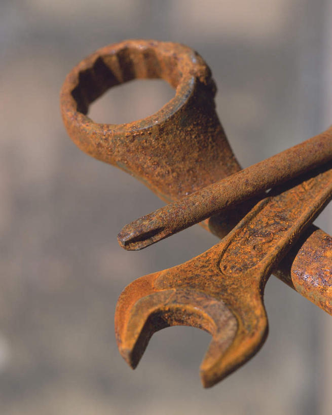 无人,竖图,俯视,室外,特写,白天,静物,连接,阴影,组合,朦胧,模糊,光线,工具,影子,阳光,扳手,螺丝刀,起子,链接,五金,紧固,拼接,拼凑,梅花扳手,拼合,凑集,聚合,撮合,链结,牢固,扳头,改锥,彩图,高角度拍摄