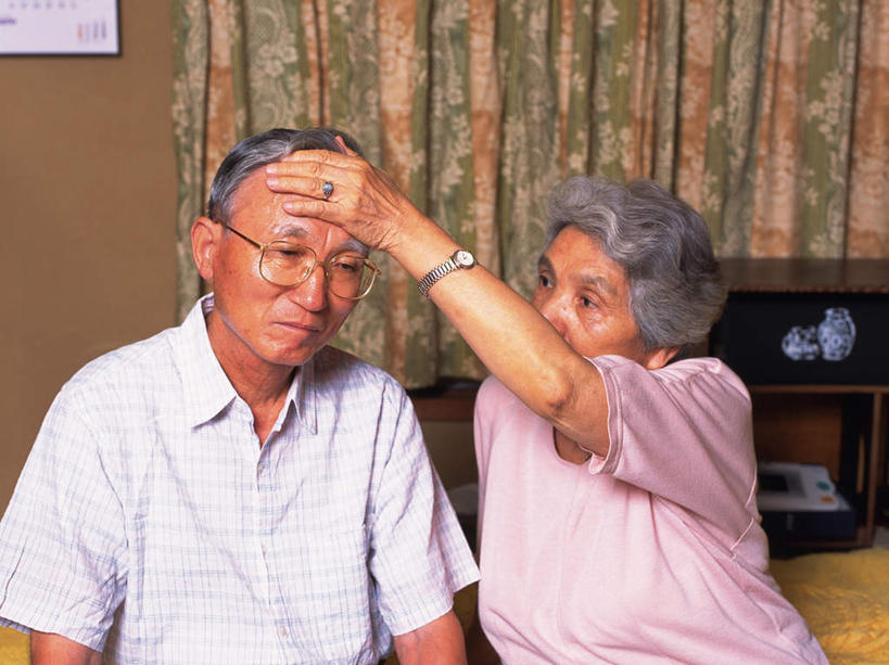 东方人,两个人,夫妻,病人,坐,摸,横图,室内,白天,正面,爱情,窗帘,床,卧室,亚洲,撑,抚摸,检查,眼镜,双人床,床单,浪漫,黄种人,被子,恩爱,恋人,检测,撑着,被单,诊疗,近视眼镜,老年男性,老年女性,男人,男性,女人,女性,亚洲人,情侣,患者,就医者,触摸,接触,坐着,半身,彩图,睡房,卧房,伴侣