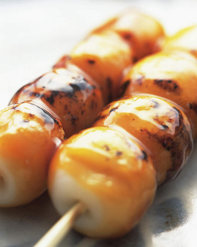 点心,无人,竖图,俯视,室内,特写,白天,烹饪,餐具,朦胧,模糊,日本文化,碟子,盘,日本料理,料理,食品,甜点,甜品,团子,两串,文化,菜肴,美食,食物,糕点,盘子,碟,日式料理,甜食,日式,佳肴,串芋团子,串团子,彩图,高角度拍摄