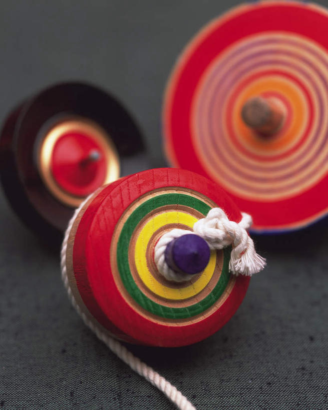 无人,竖图,俯视,室内,白天,游戏,桌面,桌子,日本文化,玩,文化,娱乐,三个,陀螺,休闲,益智,活动,发泄,消遣,智力,宣泄,陀罗,干乐,冰尜,打老牛,独乐,玩耍,嬉戏,彩图,高角度拍摄