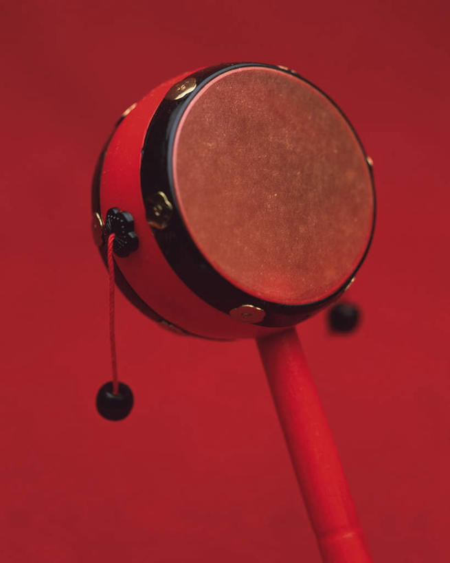 无人,竖图,室内,白天,正面,游戏,玩具,红色背景,日本文化,乐器,古典,音乐,玩,文化,娱乐,一个,红色,休闲,益智,摄影,影棚,单个,活动,发泄,消遣,智力,拨浪鼓,宣泄,召唤,召集,玩耍,嬉戏,彩图,影棚拍摄,拍摄