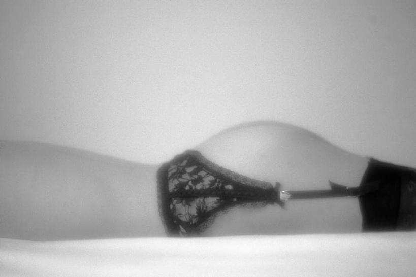 东方人,臀部,一个人,横图,黑白,室内,特写,白天,白色背景,侧面,性感,床,亚洲,仅一个年轻女性,仅一个女性,仅一个人,一双,墙,双人床,床单,黄种人,被子,裸露,墙壁,墙面,白色,黑色,诱惑,摄影,影棚,赤裸,丝袜,被单,裸,长筒袜,吊带袜,年轻女性,女人,女性,亚洲人,屁股,半身,影棚拍摄,拍摄