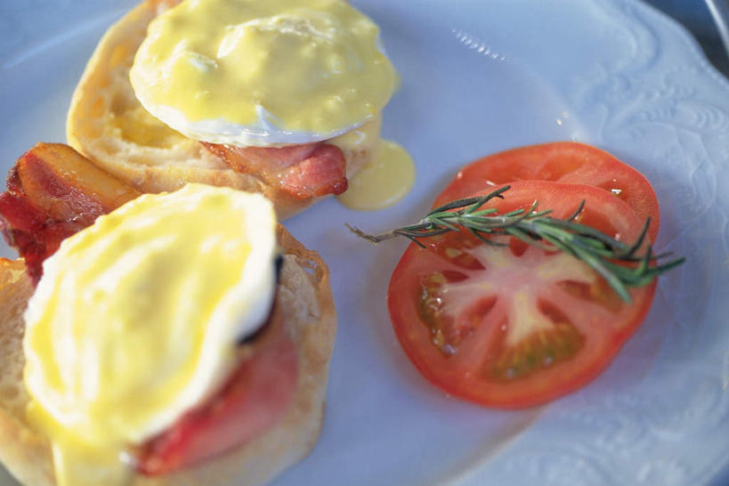 无人,横图,俯视,室内,特写,白天,烹饪,西餐,餐桌,桌子,西红柿,餐具,切开,碟子,盘,蛋,鸡蛋,肉,料理,食品,猪肉,菜肴,美食,肉类,食物,盘子,碟,切,西式,摄影,佳肴,影棚,餐台,熏肉,剖面,肉食,切面,豚肉,草鸡蛋,番茄,彩图,高角度拍摄,影棚拍摄,拍摄