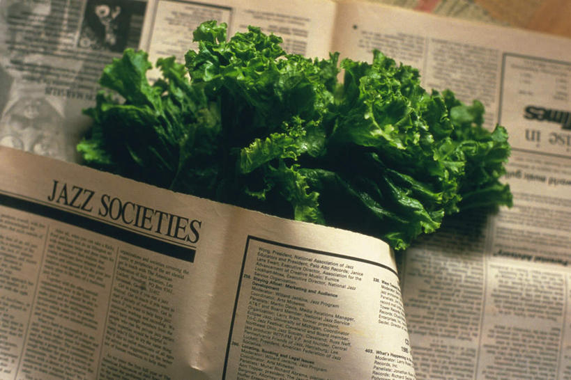 无人,横图,俯视,室内,特写,白天,蔬菜,静物,报纸,叶子,许多,新鲜,生菜,莴苣,莴笋,食品,绿叶,食物,嫩叶,有机食品,绿色食品,叶用莴笋,香笋,春菜,鹅仔菜,莴仔菜,叶,叶片,彩图,高角度拍摄,报刊