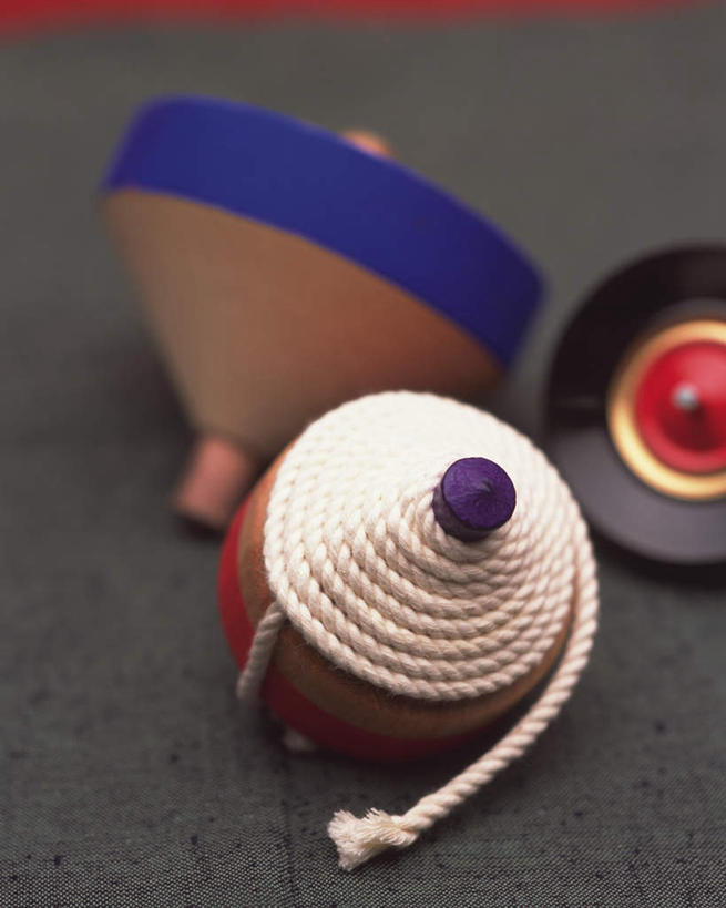 无人,竖图,俯视,室内,特写,白天,游戏,静物,灰色背景,朦胧,模糊,玩,娱乐,三个,陀螺,休闲,益智,摄影,影棚,活动,发泄,消遣,智力,宣泄,陀罗,干乐,冰尜,打老牛,独乐,玩耍,嬉戏,彩图,高角度拍摄,影棚拍摄,拍摄