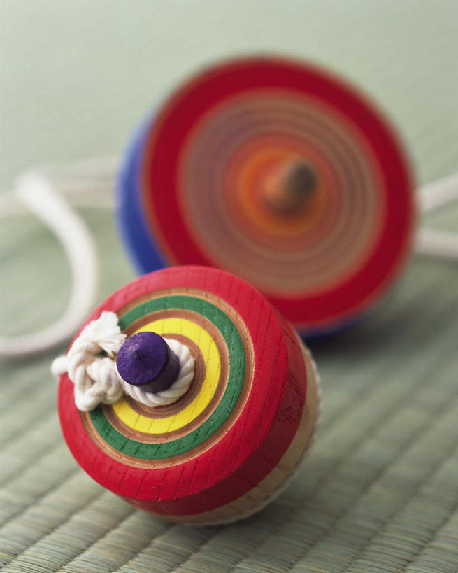 无人,竖图,俯视,室内,特写,白天,游戏,静物,朦胧,模糊,地面,榻榻米,玩,娱乐,两个,陀螺,休闲,益智,活动,发泄,消遣,智力,宣泄,陀罗,干乐,冰尜,打老牛,独乐,玩耍,嬉戏,彩图,高角度拍摄