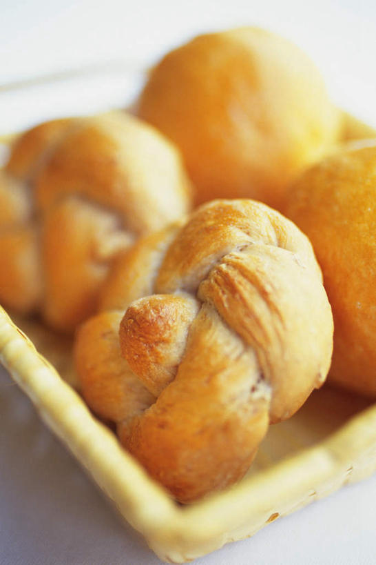 点心,面包,无人,竖图,俯视,室内,特写,白天,白色背景,餐桌,桌子,朦胧,模糊,篮子,手工艺品,食品,面点,食物,糕点,一个,工艺品,四个,摄影,藤编,影棚,单个,餐台,彩图,高角度拍摄,影棚拍摄,拍摄