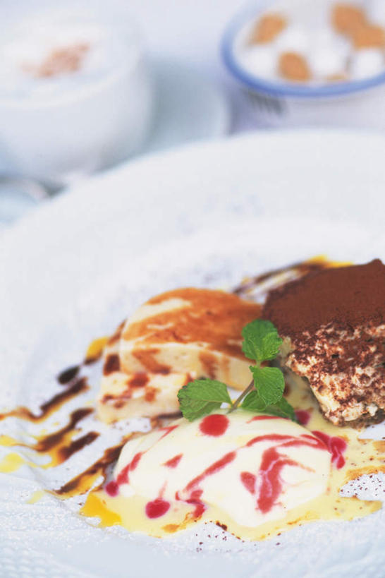 点心,无人,竖图,俯视,室内,特写,白天,烹饪,西餐,餐具,朦胧,模糊,碟子,盘,料理,食品,冰激凌,甜点,甜品,菜肴,美食,提拉米苏,食物,糕点,一个,盘子,碟,碗,甜食,冷饮,西式,佳肴,单个,进餐用具,烹调用具,彩图,高角度拍摄