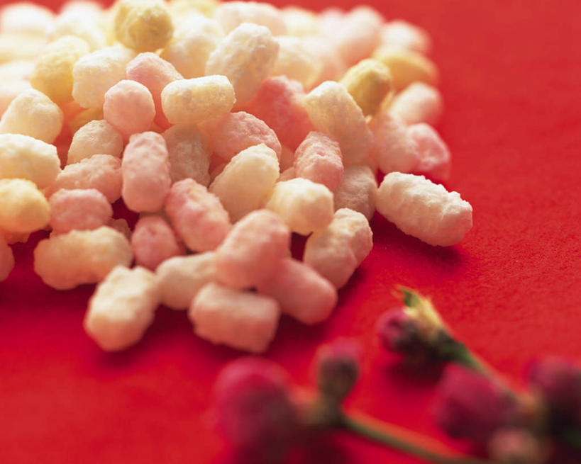 无人,横图,俯视,室内,特写,白天,一堆,许多,堆叠,堆积,红色背景,朦胧,模糊,盛开,食品,糖,糖果,年糕,甜点,甜品,软糖,花蕾,花,花瓣,花朵,鲜花,食物,紫色,甜食,花苞,花蕊,摄影,影棚,堆,彩图,高角度拍摄,影棚拍摄,拍摄