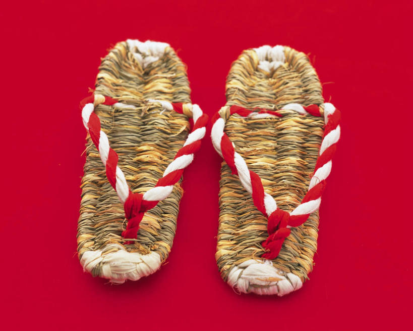 无人,横图,俯视,室内,特写,白天,凉鞋,静物,鞋子,一双,红色背景,朦胧,模糊,摄影,草鞋,影棚,彩图,高角度拍摄,影棚拍摄,夹趾拖鞋,人字拖,人字拖鞋,拍摄