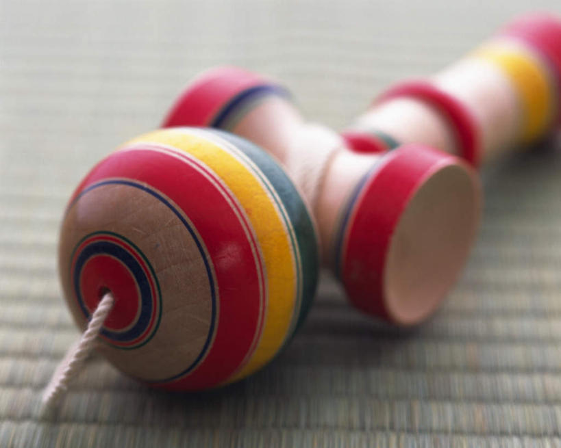 无人,横图,俯视,室内,特写,白天,游戏,静物,玩具,朦胧,模糊,地面,榻榻米,玩,娱乐,一个,休闲,益智,单个,活动,发泄,消遣,智力,剑玉,日月球,宣泄,剑球,杯球,玩耍,嬉戏,彩图,高角度拍摄