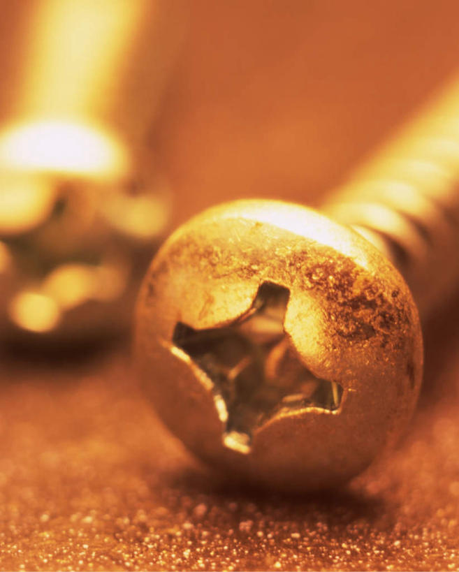 无人,竖图,俯视,室内,特写,白天,桌面,桌子,静物,连接,组合,朦胧,模糊,工具,两个,螺丝钉,链接,五金,紧固,拼接,拼凑,拼合,凑集,聚合,撮合,链结,牢固,彩图,高角度拍摄