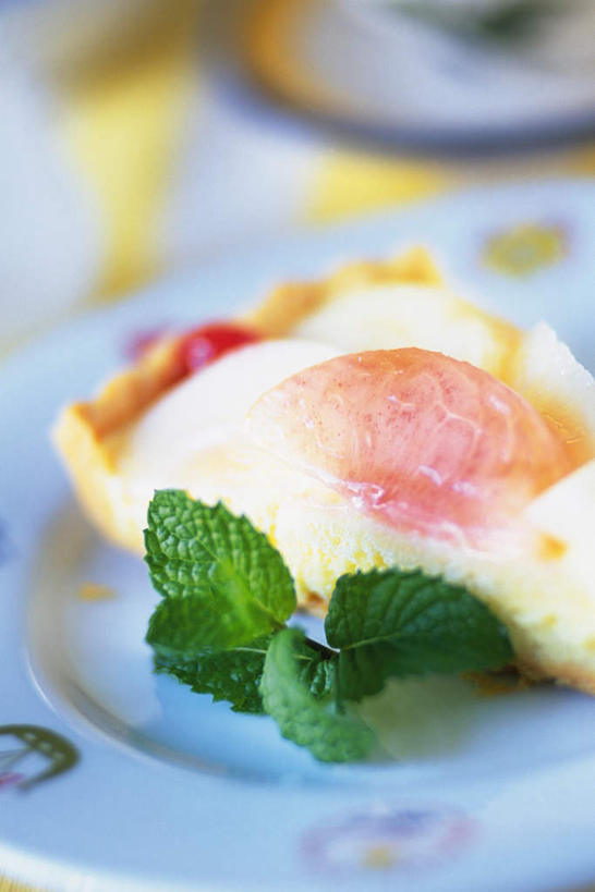 点心,无人,竖图,俯视,室内,特写,白天,植物,餐桌,桌子,餐具,叶子,朦胧,模糊,碟子,盘,薄荷,食品,甜点,甜品,绿叶,薄荷叶,草药,药草,蛋挞,中药,食物,糕点,一个,盘子,碟,甜食,嫩叶,摄影,影棚,单个,餐台,药材,中草药,中药材,本草,水果挞,叶,叶片,彩图,高角度拍摄,影棚拍摄,拍摄