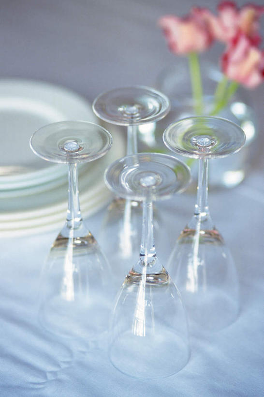 无人,竖图,俯视,室内,特写,白天,静物,杯子,餐具,花瓶,三朵,一堆,一排,许多,堆叠,堆积,朦胧,模糊,整齐,盛开,碟子,高脚杯,盘,红酒杯,花蕾,玻璃制品,花,花瓣,花朵,鲜花,排列,红色,盘子,酒杯,碟,花苞,花蕊,四个,堆,队列,倒扣,玻璃杯,彩图,高角度拍摄