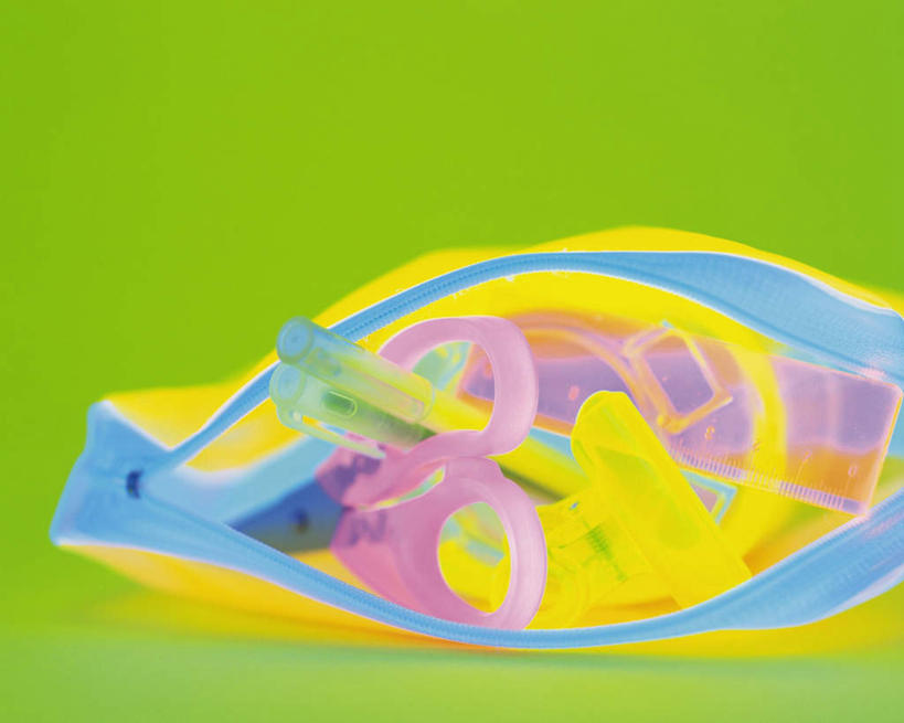 无人,横图,室内,特写,白天,正面,数码,科技,静物,绿色背景,阴影,网络,测量,笔,剪刀,刻度,办公用品,高光,几何,计算机图形,合成,文具,一个,笔袋,尺,容器,塑料制品,学习用品,直尺,单个,测量工具,裁剪,文具用品,电脑合成图,数码合成图,尺子,剪子,衡量,绘图,裁切,剪裁,比例,测绘,写实,具体,具象,量具,量仪,塑料尺,标度,彩图