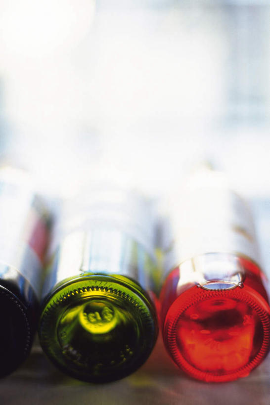 无人,竖图,俯视,室内,特写,白天,餐桌,桌子,静物,一排,朦胧,模糊,整齐,红酒瓶,玻璃制品,酒瓶,排列,玻璃瓶,瓶子,餐台,队列,三瓶,彩图,高角度拍摄