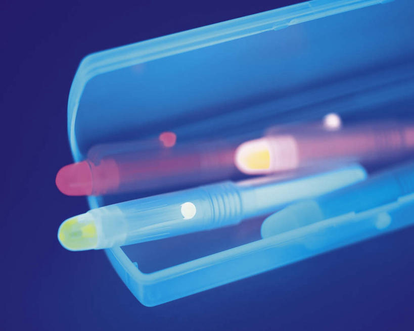 无人,横图,俯视,室内,特写,白天,数码,科技,静物,阴影,蓝色背景,网络,笔,办公用品,圆珠笔,高光,几何,计算机图形,合成,铅笔盒,盒子,文具,一个,容器,学习用品,四支,单个,文具用品,电脑合成图,数码合成图,笔盒,写实,具体,具象,彩图,高角度拍摄