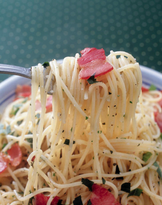 面食,面条,意大利面,无人,餐厅,竖图,俯视,室内,特写,白天,西餐,餐桌,桌子,叶子,切碎,装饰,布料,勺子,面,肉,料理,食品,绿叶,布纹,盛,猪肉,肉类,桌布,食物,绿色,餐巾,调羹,台布,汤匙,嫩叶,西式,摄影,影棚,餐台,华丽,修饰,点缀,肉食,豚肉,衬托,美观,雅致,雅观,叶,叶片,彩图,高角度拍摄,影棚拍摄,拍摄,餐馆,饭店,饭馆,舀