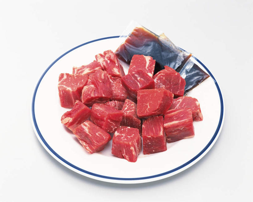 无人,横图,俯视,室内,特写,白天,白色背景,桌面,餐具,一堆,许多,堆叠,堆积,碟子,方块,盘,调料,肉,生食,牛肉,调味品,两包,调味料,肉类,一个,红色,盘子,碟,摄影,影棚,单个,堆,肉食,彩图,高角度拍摄,影棚拍摄,拍摄