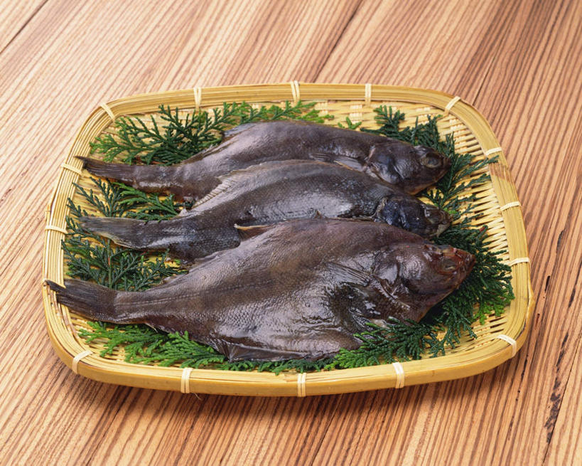 无人,横图,俯视,室内,特写,白天,桌面,比目鱼,叶子,一排,许多,黄色背景,整齐,鱼,篮子,食品,绿叶,海洋生物,食物,排列,一个,绿色,黑色,嫩叶,摄影,影棚,三条,单个,队列,水生动物,水生物,海底动物,叶,叶片,鲽鱼,彩图,高角度拍摄,全身,影棚拍摄,拍摄