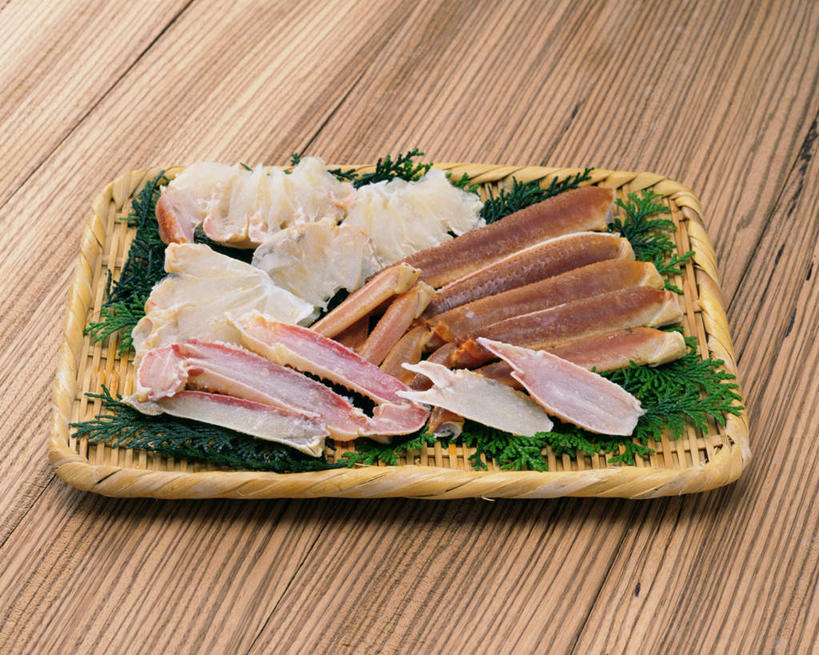 蟹,腿部,腿,无人,横图,俯视,室内,特写,白天,白色背景,桌面,餐具,一堆,一排,许多,堆叠,堆积,整齐,螃蟹,碟子,盘,肉,食品,蟹肉,肉类,食物,排列,一个,黄色,绿色,盘子,碟,摄影,影棚,单个,堆,海草,队列,肉食,彩图,高角度拍摄,影棚拍摄,拍摄