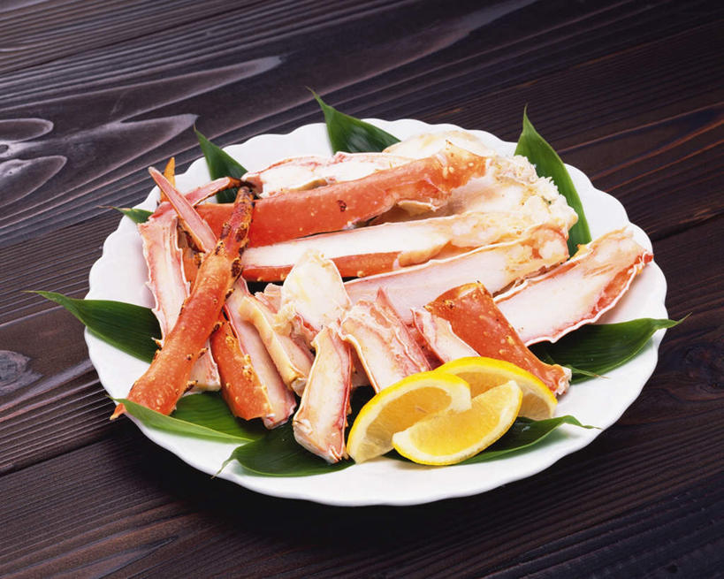 蟹,腿部,腿,无人,横图,俯视,室内,特写,白天,桌面,柠檬,餐具,水果,三块,一堆,一排,许多,堆叠,堆积,黑色背景,新鲜,整齐,螃蟹,碟子,盘,肉,生食,食品,果实,蟹肉,肉类,食物,排列,一个,黄色,绿色,盘子,碟,摄影,有机食品,绿色食品,影棚,单个,堆,海草,队列,肉食,益母果,柠果,彩图,高角度拍摄,影棚拍摄,拍摄