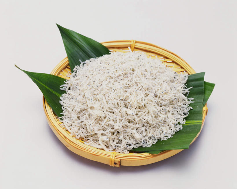 无人,横图,俯视,室内,特写,白天,白色背景,叶子,两片,一堆,堆叠,堆积,缠绕,鱼,篮子,粽叶,食品,绿叶,食物,一个,黄色,白色,嫩叶,摄影,影棚,单个,堆,银鱼,箬叶,芦苇叶,面丈鱼,面条鱼,叶,叶片,彩图,高角度拍摄,影棚拍摄,拍摄